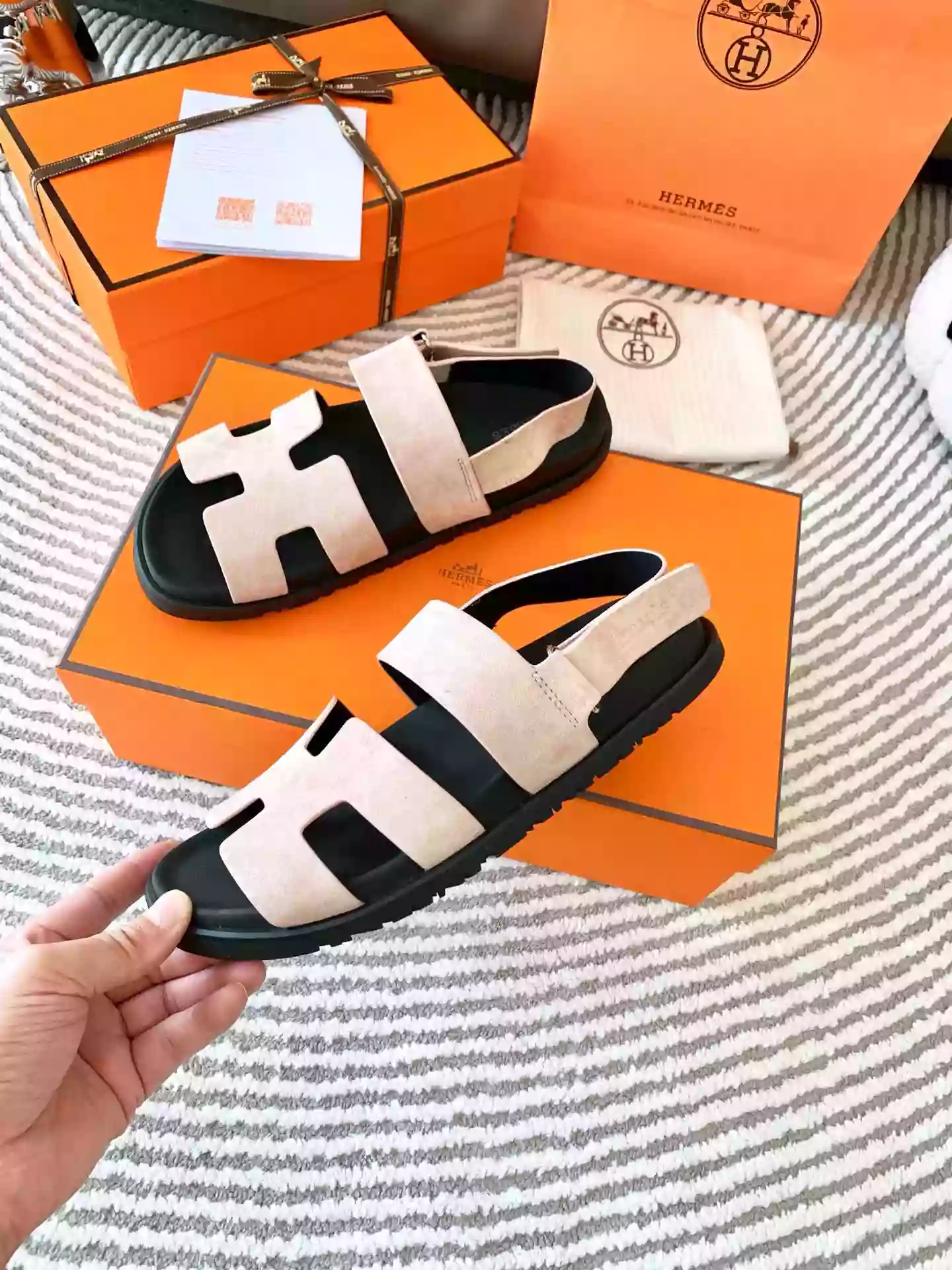 HERMES MEN’S GENIUS SANDALS IN BEIGE SUEDE CALFSKIN – HMSD002