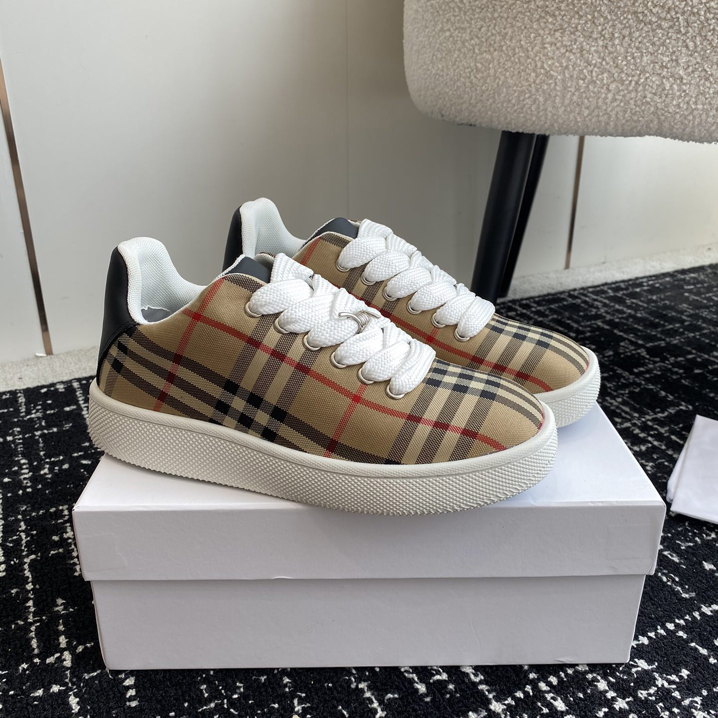BURBERRY SNEAKERS – BBR102