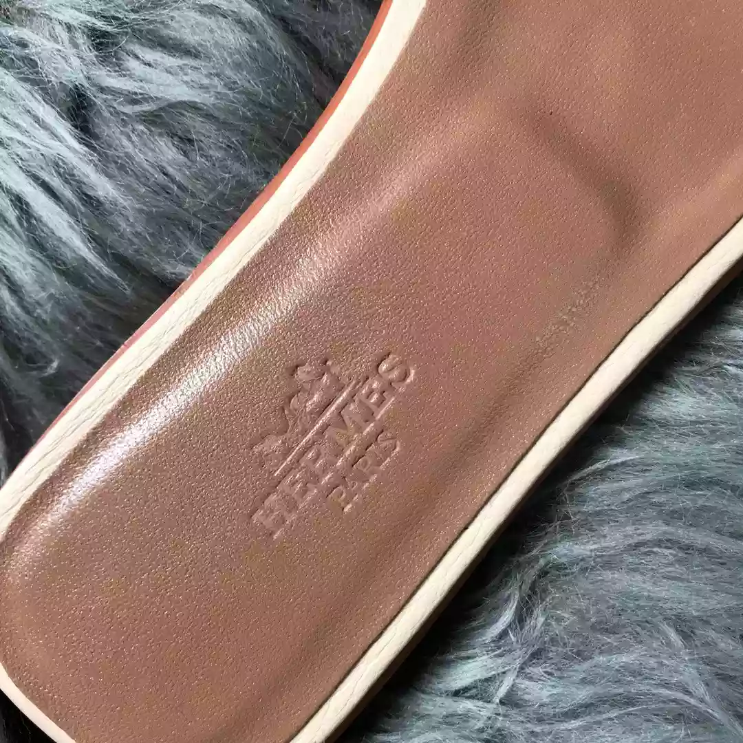 HERMES ORAN SLIDE SANDALS IN BETON CLEMENCE LEATHER – HMSD107