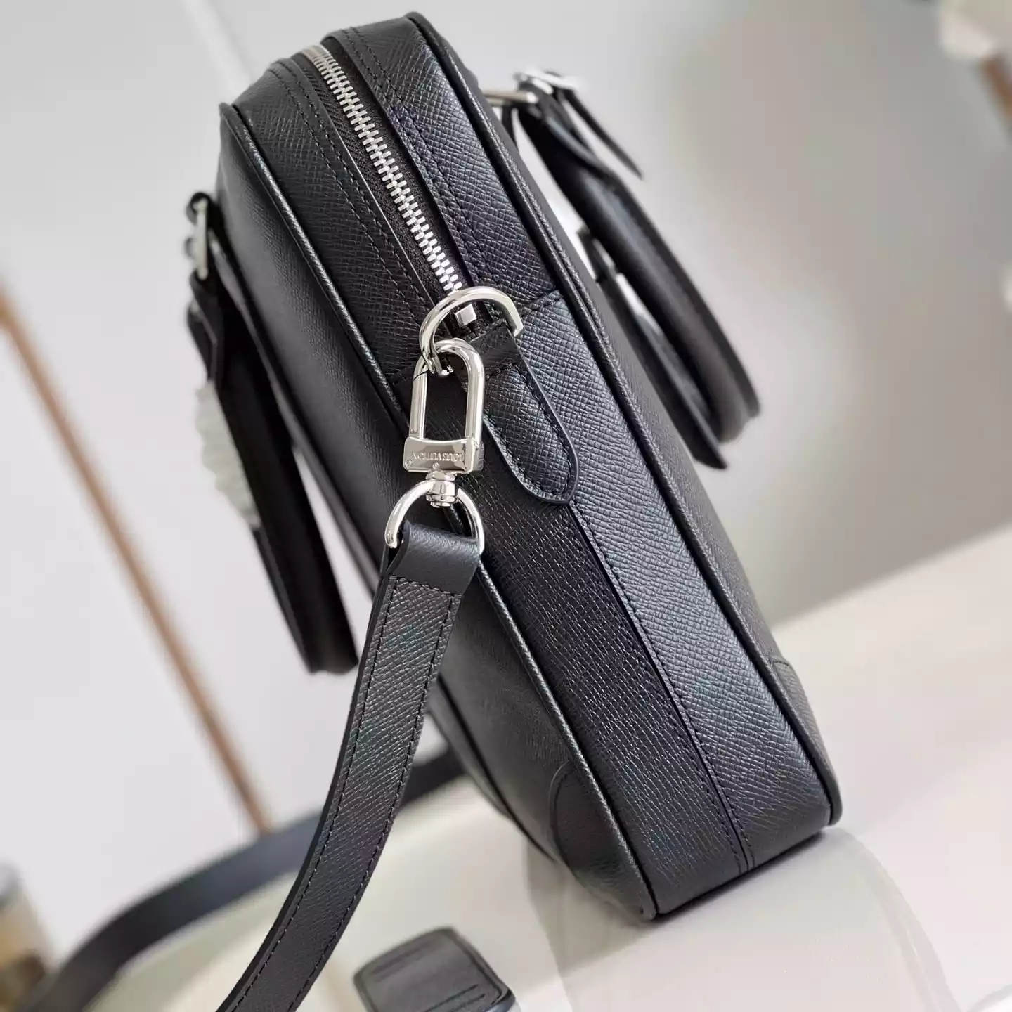 PORTE-DOCUMENTS VOYAGE PM BRIEFCASE TAIGA LEATHER M30925 – LW329