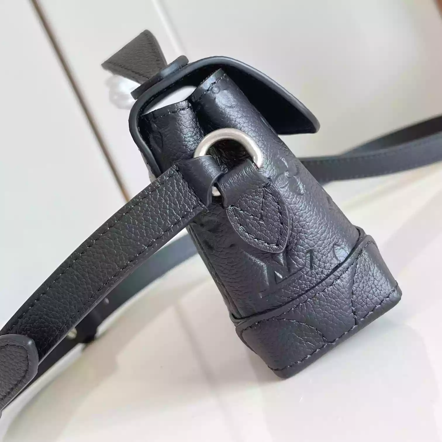 STEAMER EAST WEST WEARABLE WALLET BLACK MONOGRAM TAURILLON M13888 – LW277