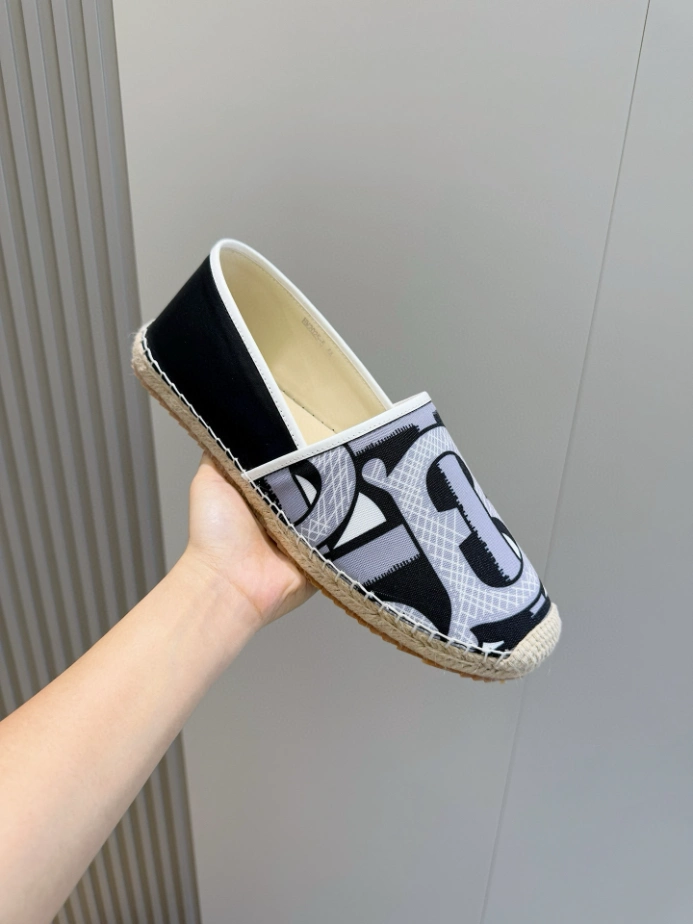 BURBERRY CANVAS STRAW BUCKET – BBR047