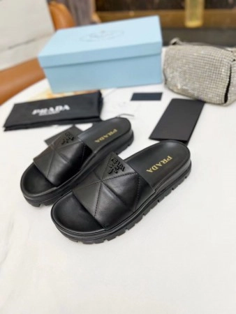 PRADA WOMEN’S SLIDES IN BLACK QUILTED NAPPA LEATHER – PSD083