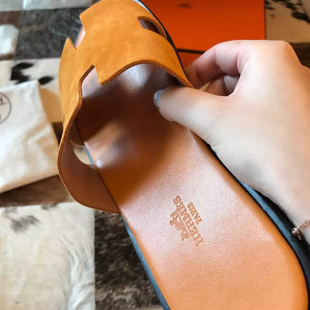 HERMES MEN’S IZMIR SANDALS IN YELLOW SUEDE CALFSKIN – HMSD039