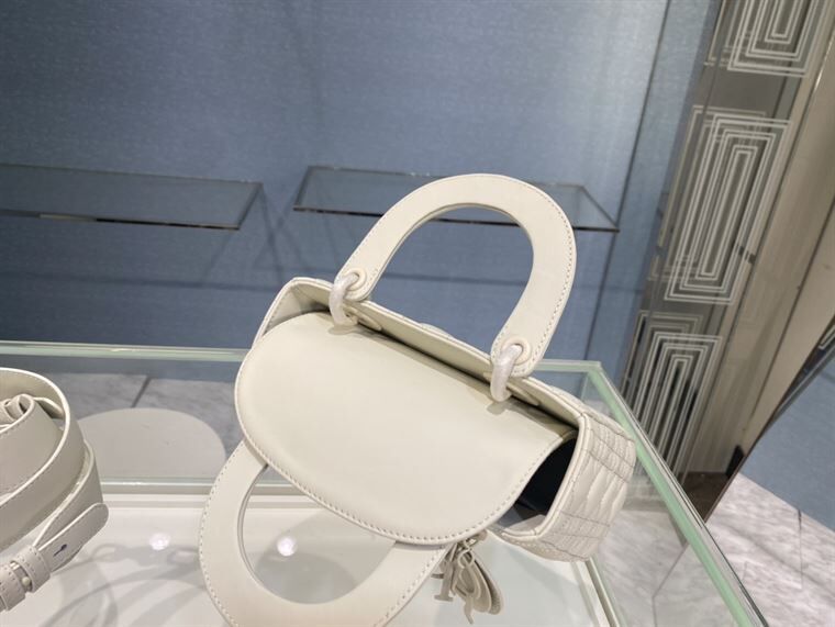 MEDIUM ULTRAMATTE LADY DIOR BAG LATTE ULTRAMATTE CANNAGE CALSKIN – DOB003