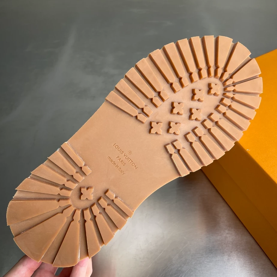 LOUIS VUITTON LEATHER ROUND TOE LACE-UP HIGH-TOP SNEAKERS – LVS258