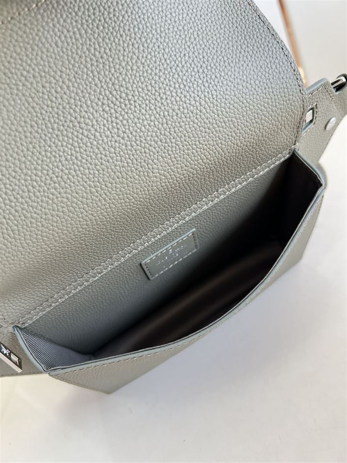 LOUIS VUITTON TAKEOFF SLING AEROGRAM – LVB035