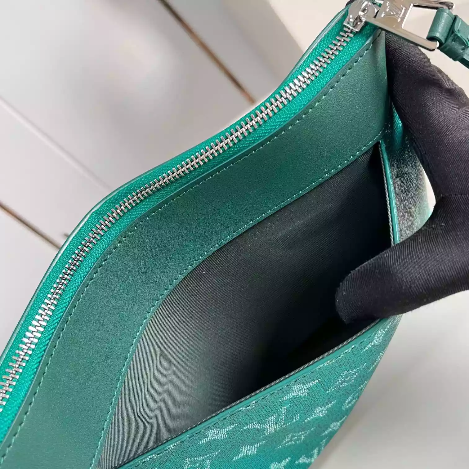 POCHETTE VOYAGE SOUPLE GREEN MONOGRAM ECLIPSE M12665 – LW405