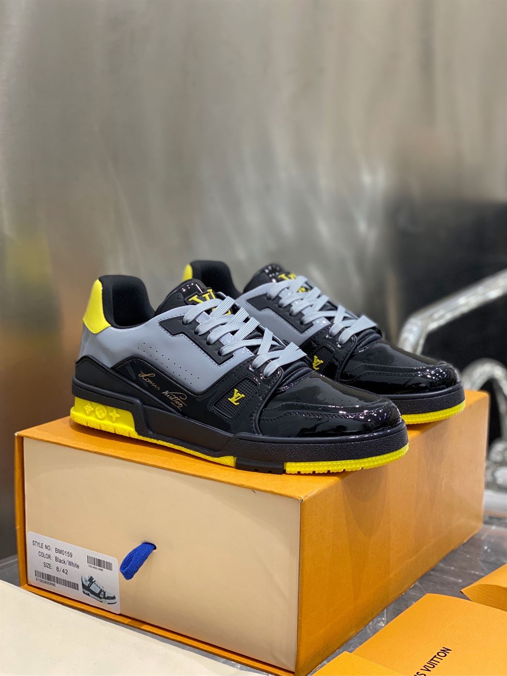 LOUIS VUITTON TRAINER SNEAKERS IN BLACK PATENT CANVAS – LVS004