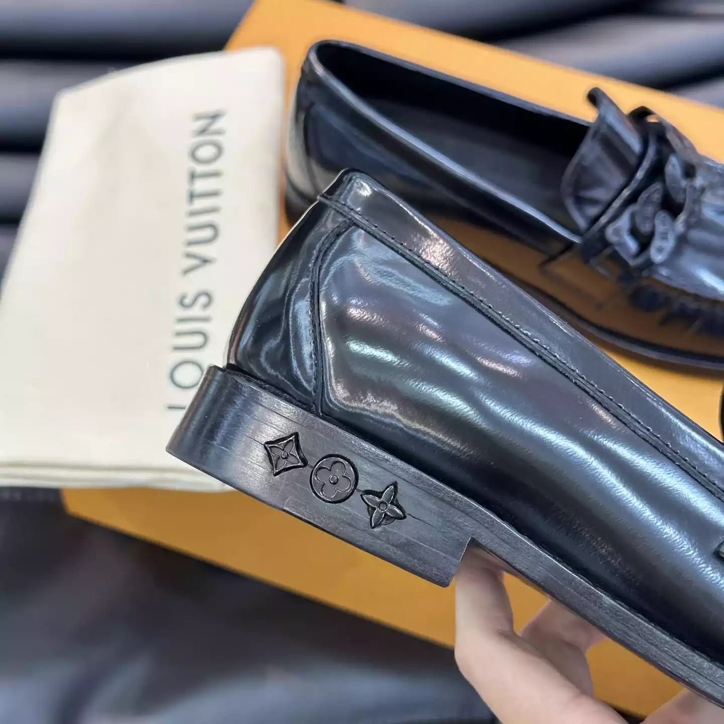 LEATHER LOAFERS IN BLACK – VL065