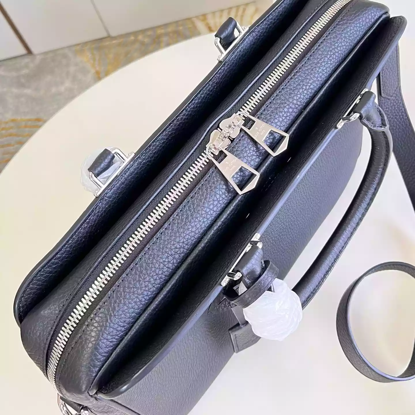 ARMAND BRIEFCASE MM TAURILLON LEATHER M54381 – LW330