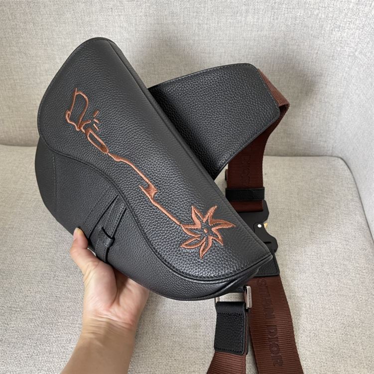 DIOR CACTUS JACK DIOR SADDLE BAG BLACK GRAINED CALFSKIN WITH EMBROIDERED SIGNATURE – DIO019