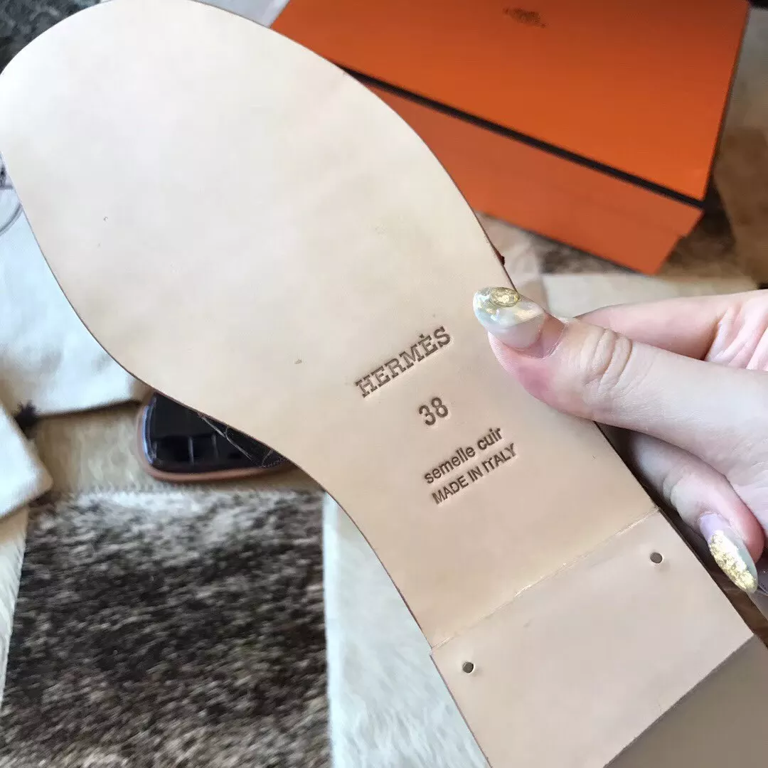 HERMES ORAN SLIDE SANDALS IN BURGUNDY SHINY NILOTICUS CROCODILE SKIN – HMSD049