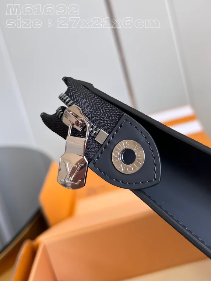 POCHETTE VOYAGE MONOGRAM ECLIPSE M61692 – LW411