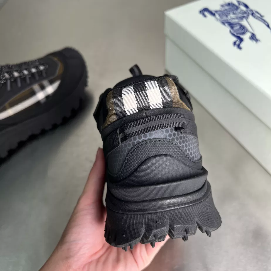 BURBERRY SNEAKERS – BBR052