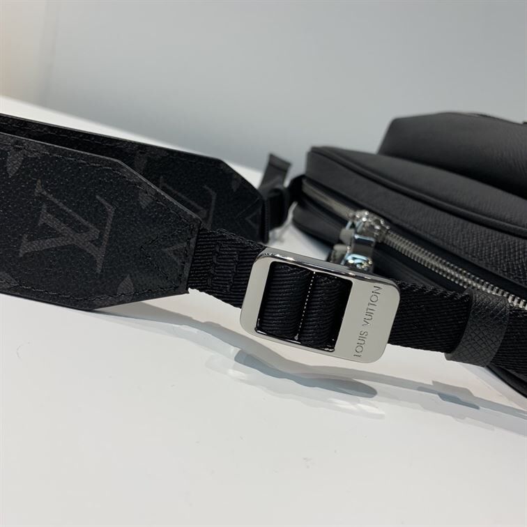 LOUIS VUITTON OUTDOOR MESSENGER – LVB018