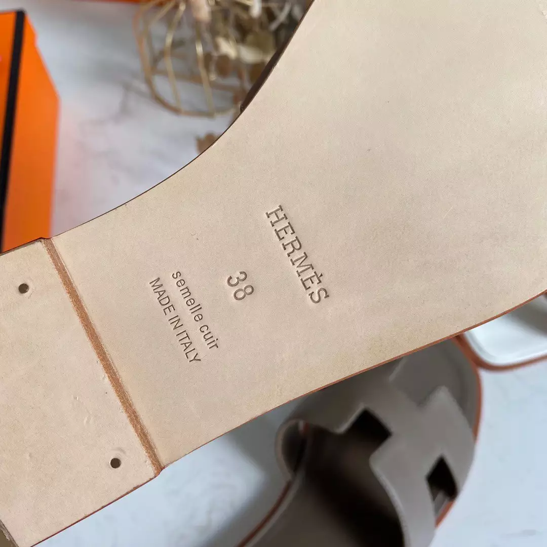 HERMES ORAN SLIDE SANDALS IN TAUPE SWIFT CALFSKIN – HMSD116