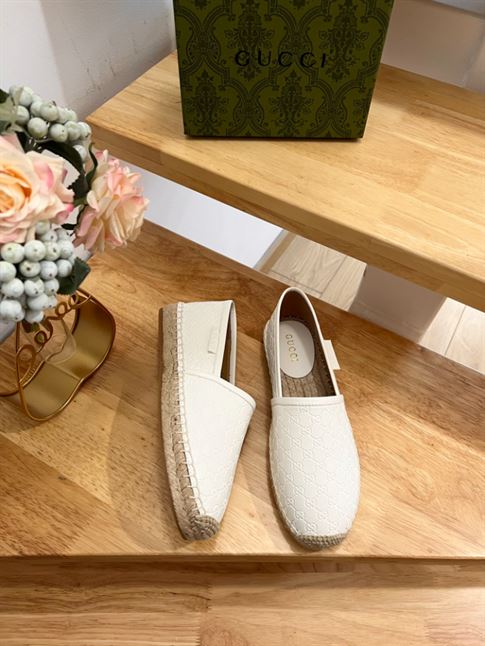 GUCCI PILAR LOGO-EMBOSSED LEATHER ESPADRILLES IN WHITE – GL030