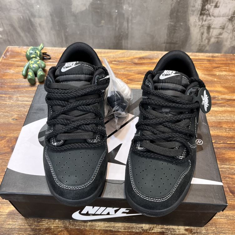 NIKE SB DUNK LOW SNEAKER – NSN010