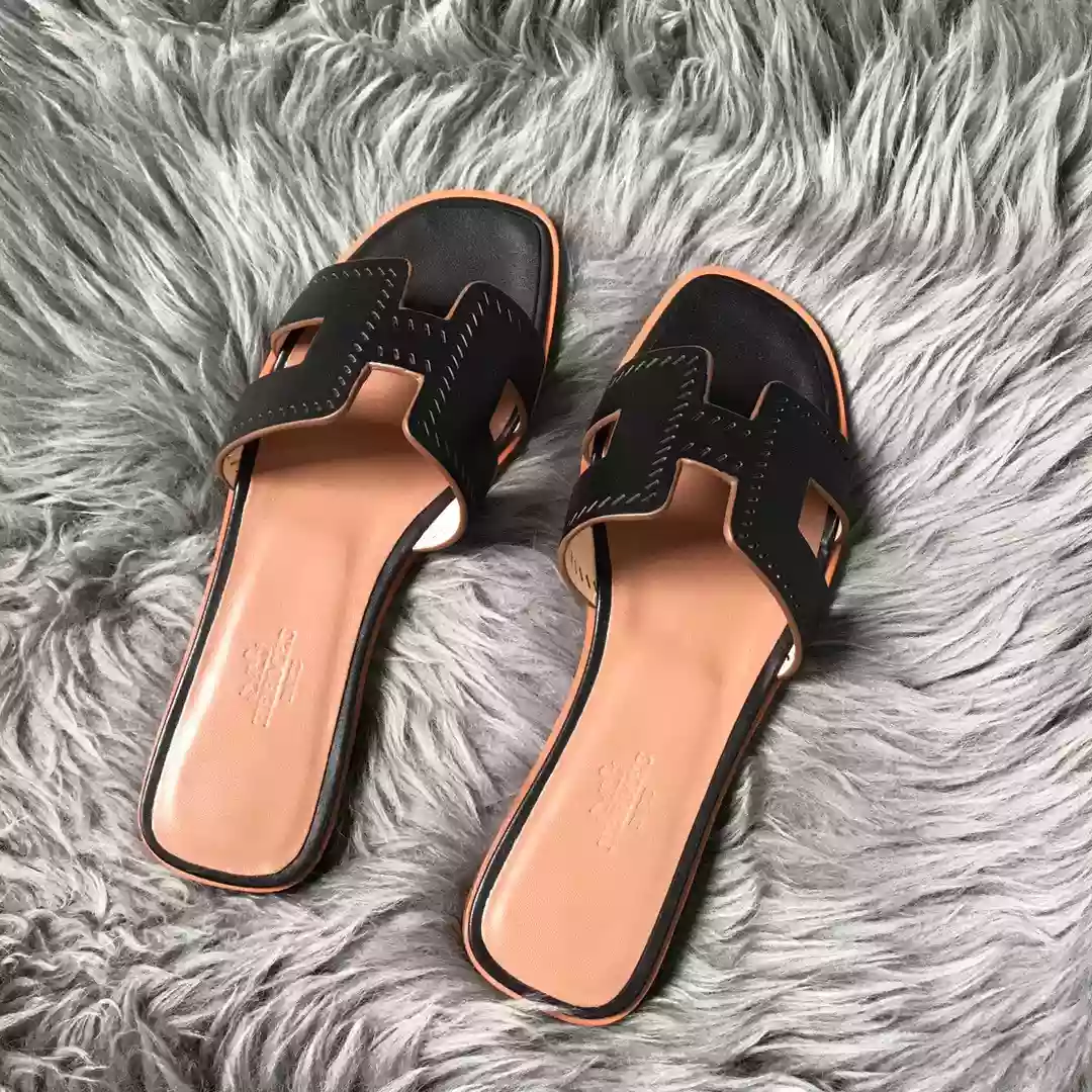 HERMES ORAN SLIDE SANDALS IN BLACK SWIFT PERFORATED CALFSKIN – HMSD100