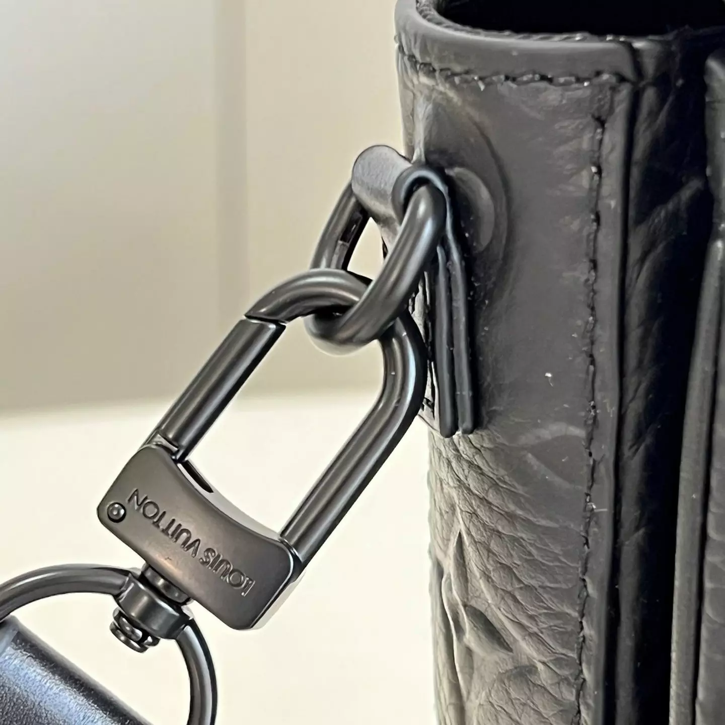 S-Lock Vertical Wearable Wallet In Black – LW261