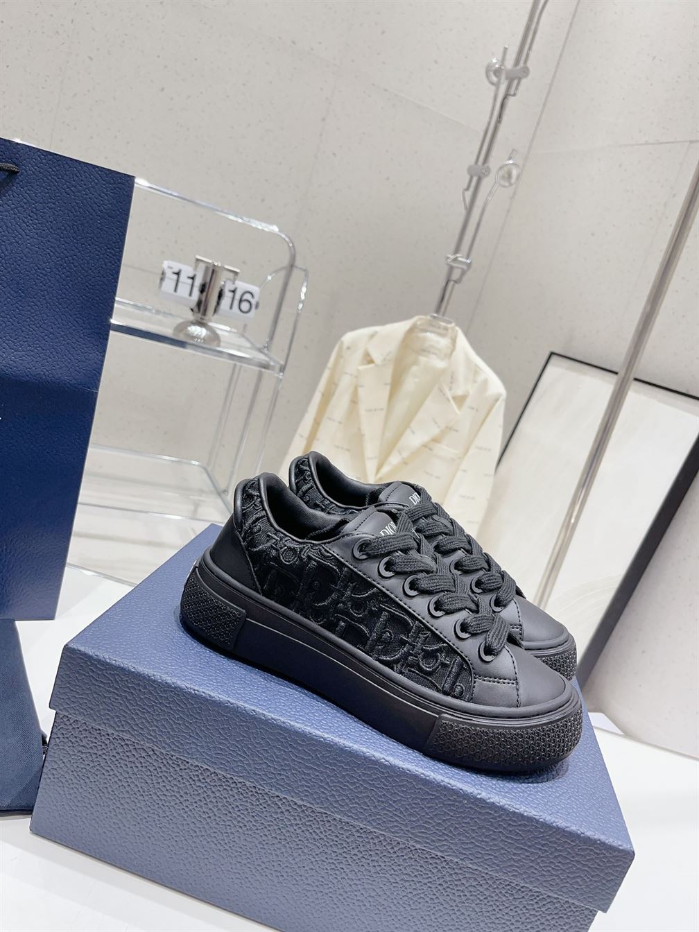 DIOR B33 SNEAKER BLACK SMOOTH CALFSKIN AND DIOR OBLIQUE RAISED EMBROIDERY – DO132
