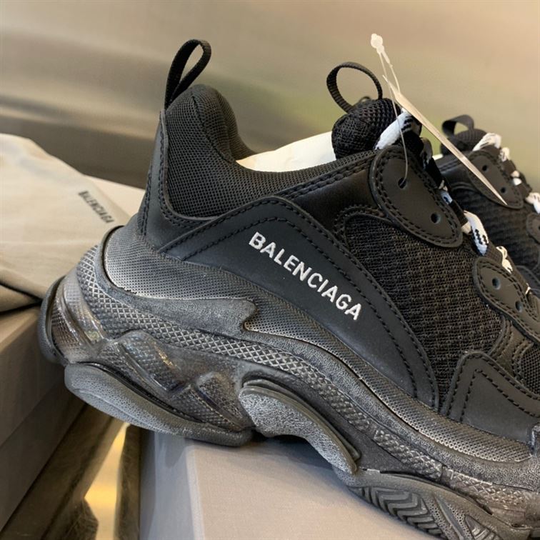 BALENCIAGA MEN’S TRIPLE S SNEAKER CLEAR SOLE IN BLACK – BLA014