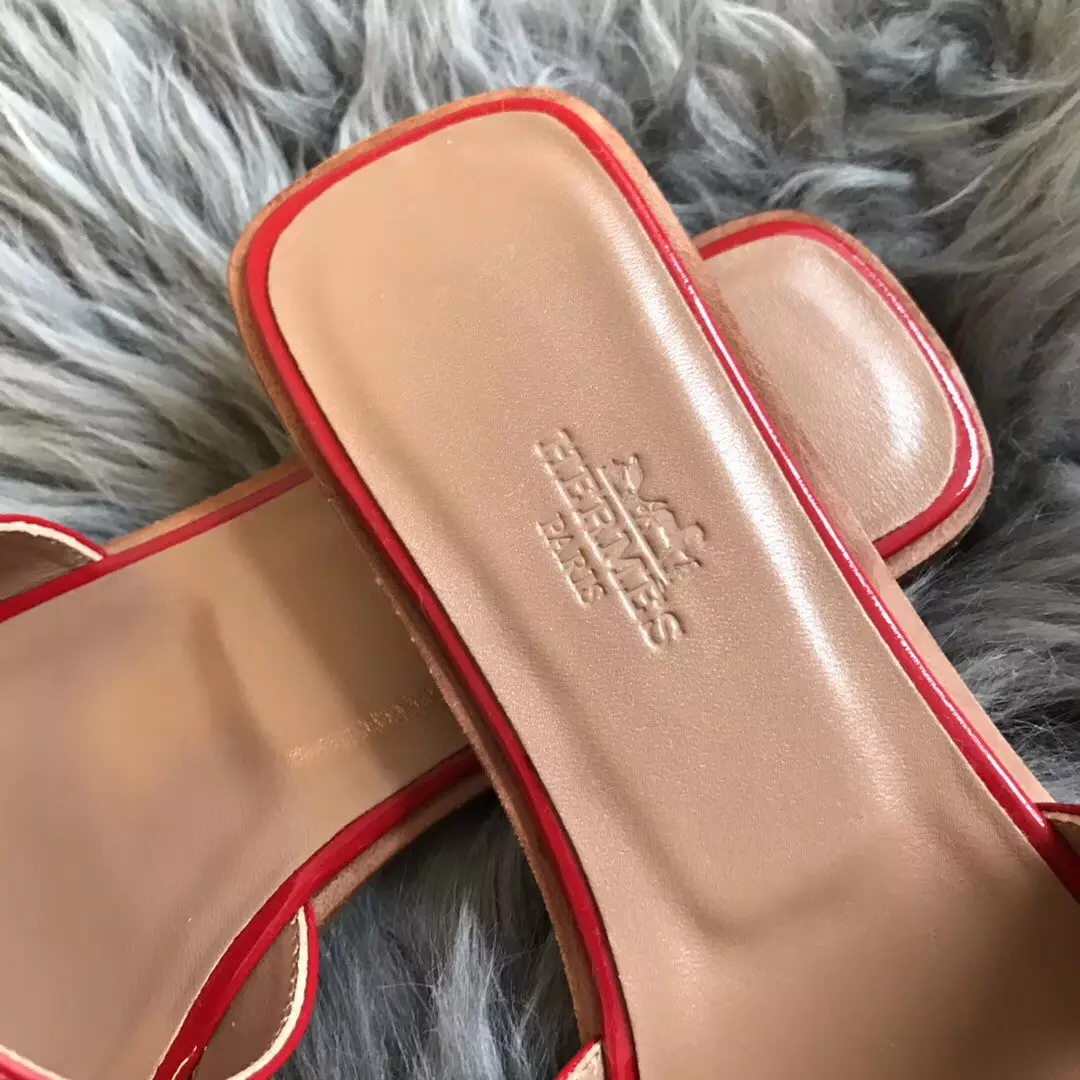 HERMES ORAN SLIDE SANDALS IN RED PATENT CALFSKIN – HMSD084