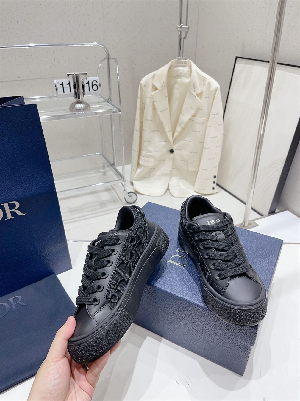 DIOR B33 SNEAKER BLACK SMOOTH CALFSKIN AND DIOR OBLIQUE RAISED EMBROIDERY – DO132