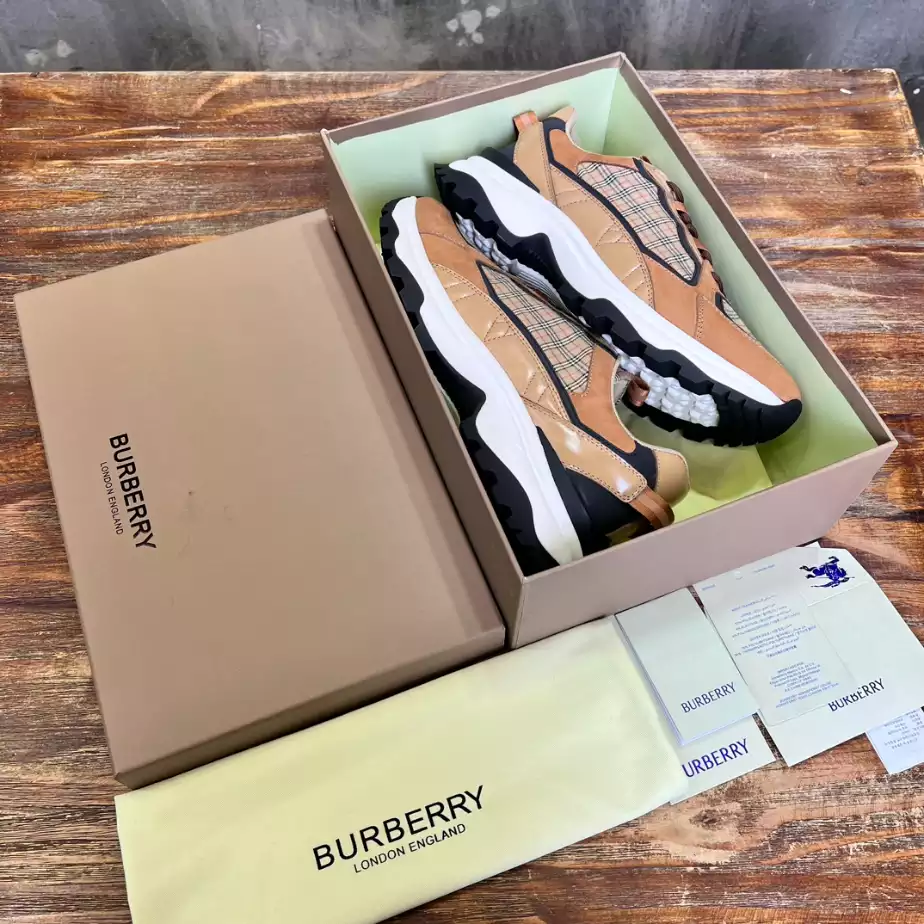 BURBERRY SNEAKERS – BBR105