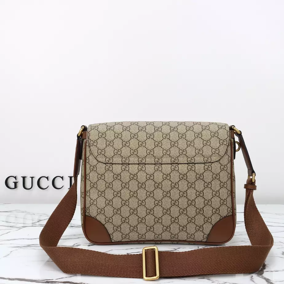 GUCCI MEN’S GG CANVAS EMBLEM MEDIUM CROSSBODY BAG BEIGE 2025 – BG095