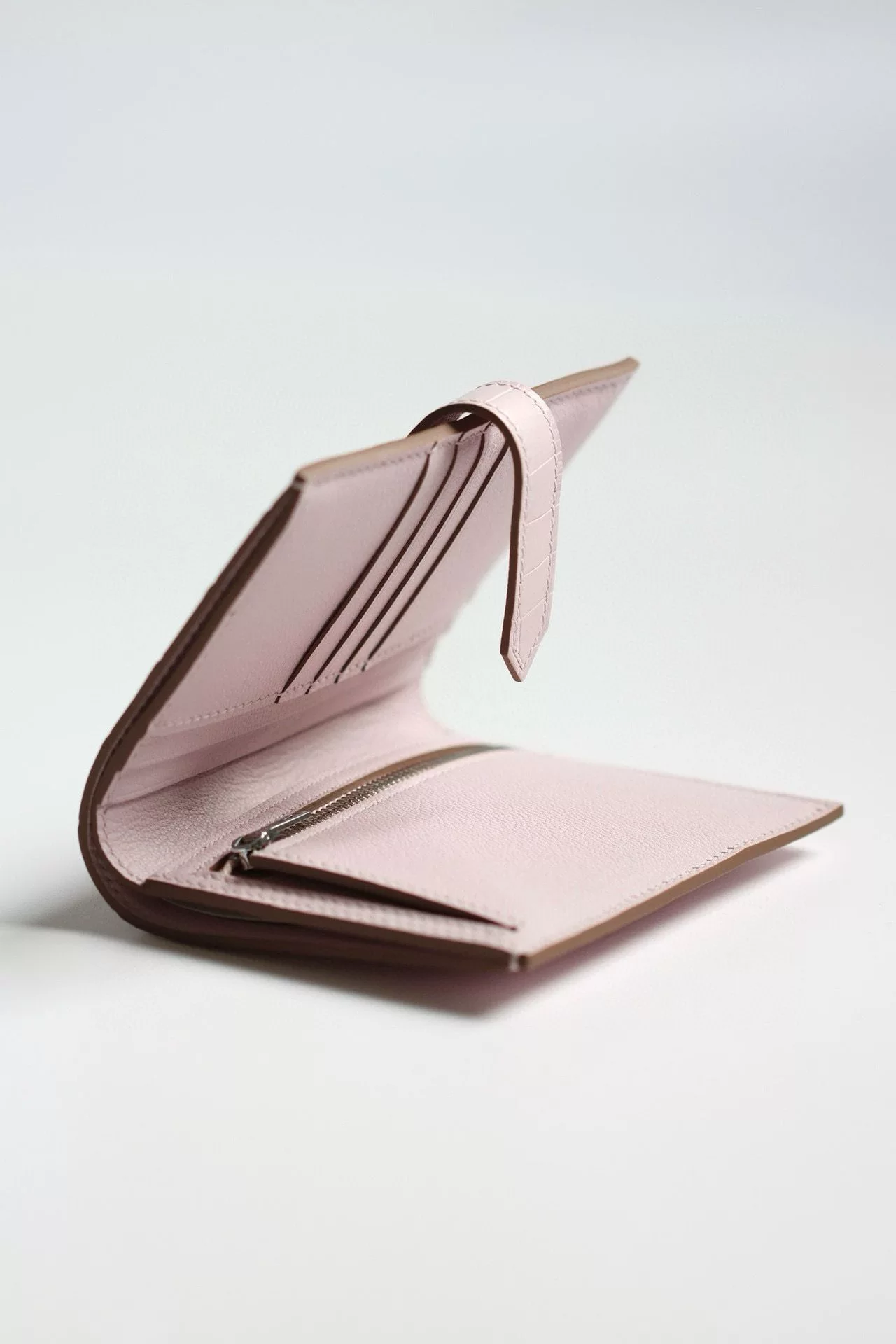 Hermes Bearn Compact Wallet in Mauve Pale Matte Alligator Leather – HW167