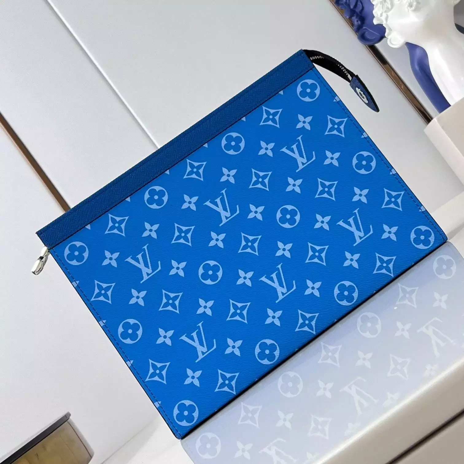 POCHETTE VOYAGE MM BLUE TAIGA COWHIDE LEATHER M30423 – LW408