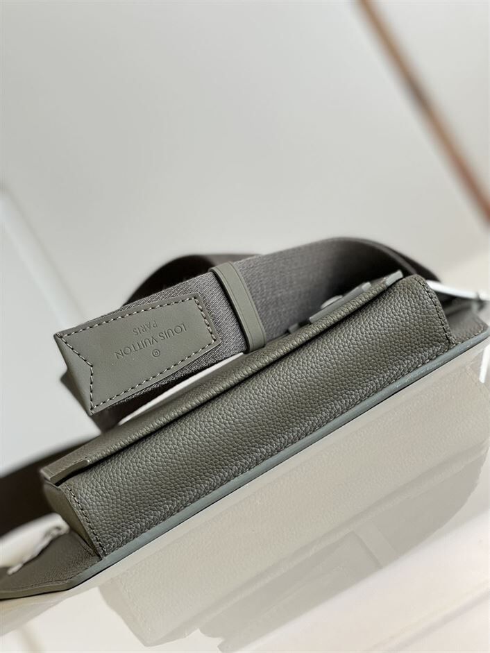 LOUIS VUITTON TAKEOFF SLING AEROGRAM – LVB035