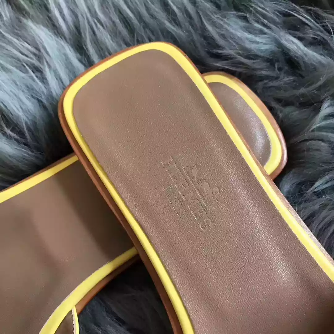 HERMES ORAN SLIDE SANDALS IN YELLOW SWIFT CALFSKIN – HMSD128