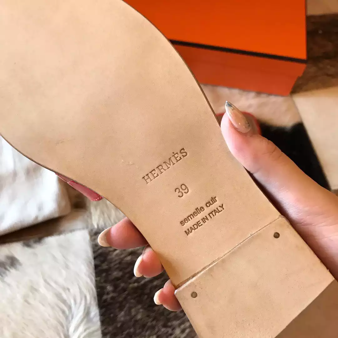 HERMES ORAN SLIDE SANDALS IN ORANGE SHINY NILOTICUS CROCODILE SKIN – HMSD051