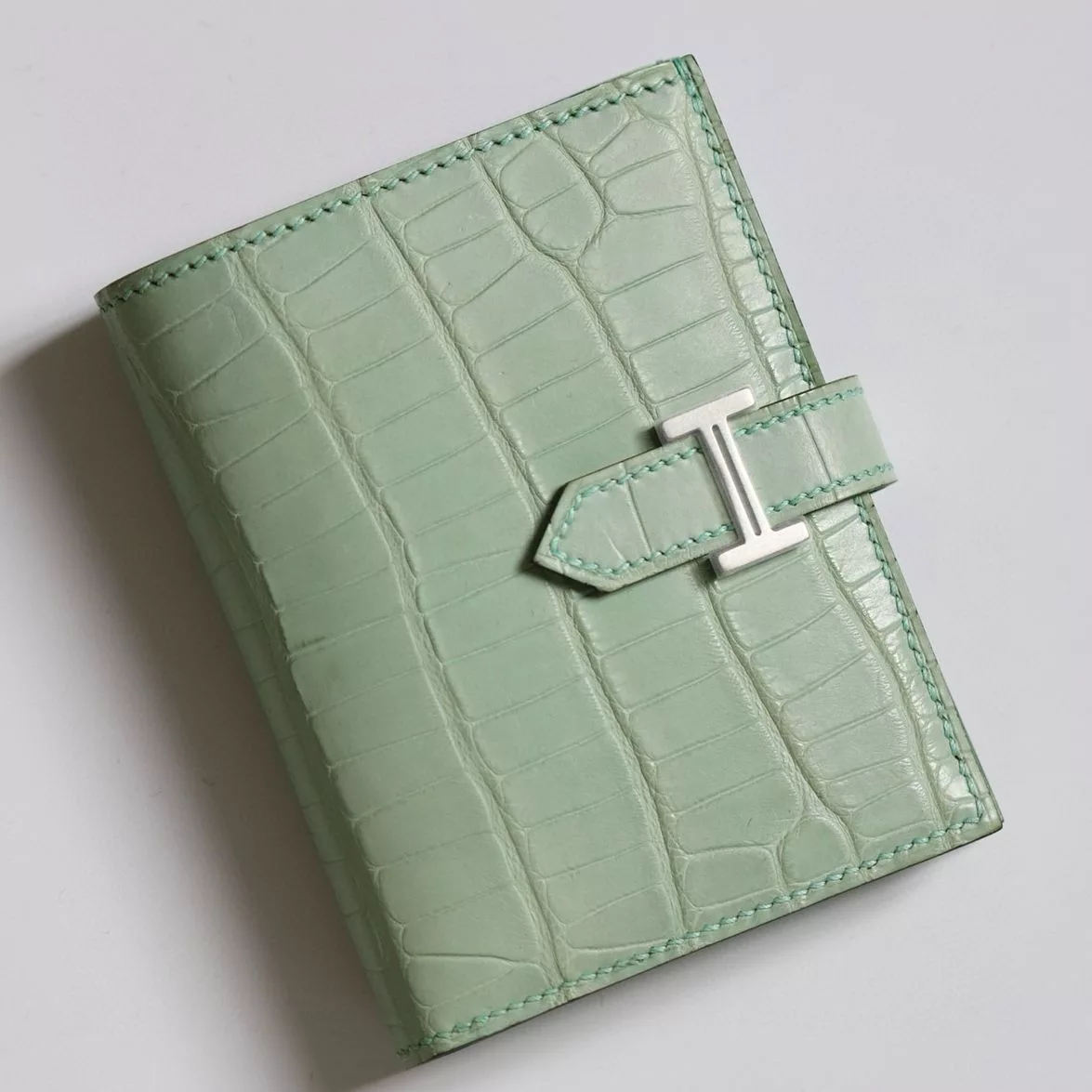 Hermes Bearn Compact Wallet in Vert D’eau Matte Alligator Leather – HW169