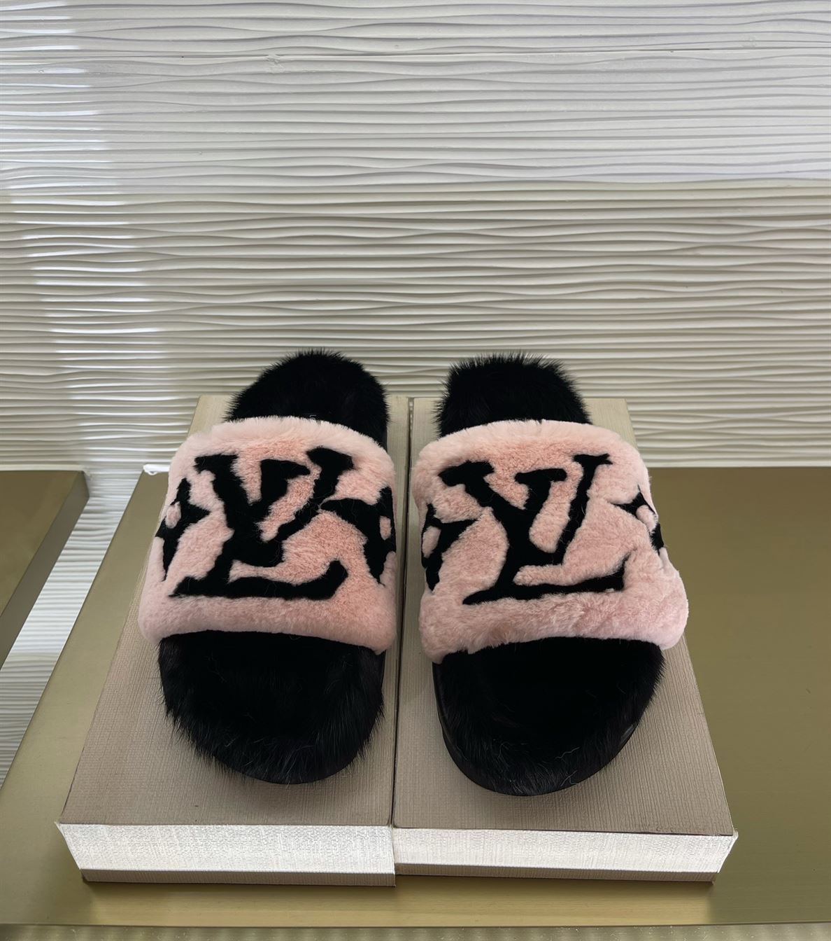 LOUIS VUITTON POOL PILLOW COMFORT MULES – LVSD054