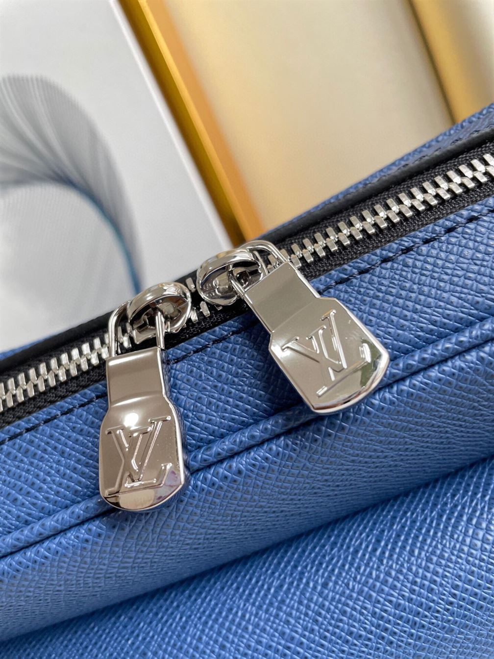 LOUIS VUITTON OUTDOOR MESSENGER – LVB019