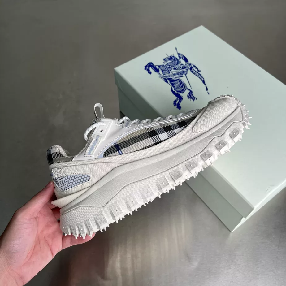 BURBERRY SNEAKERS – BBR051