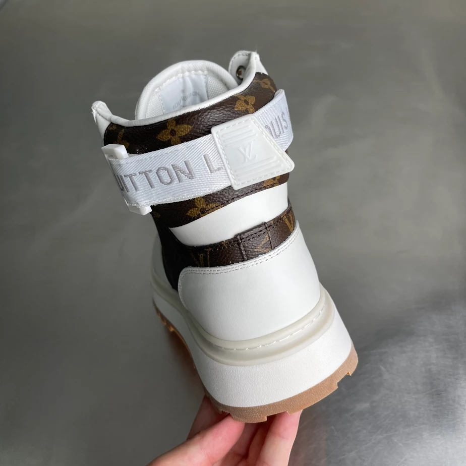 LOUIS VUITTON LEATHER ROUND TOE LACE-UP HIGH-TOP SNEAKERS – LVS258