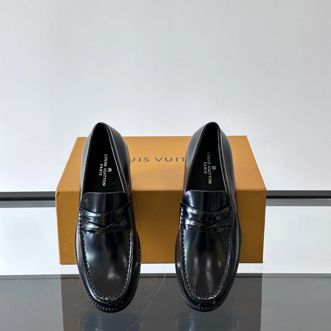 PATENT LEATHER LOAFERS IN BLACK – VL055