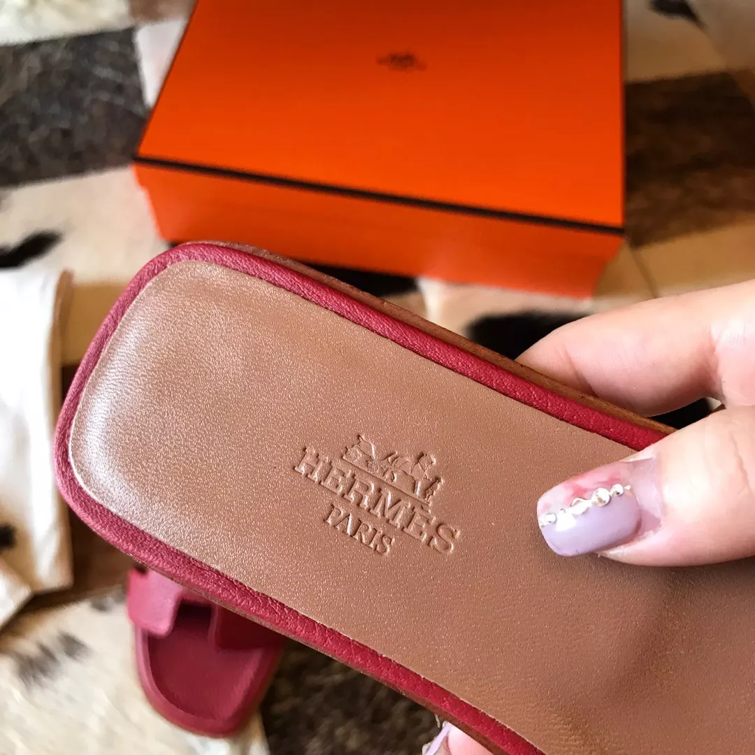 HERMES ORAN SLIDE SANDALS IN RED CLEMENCE LEATHER – HMSD112