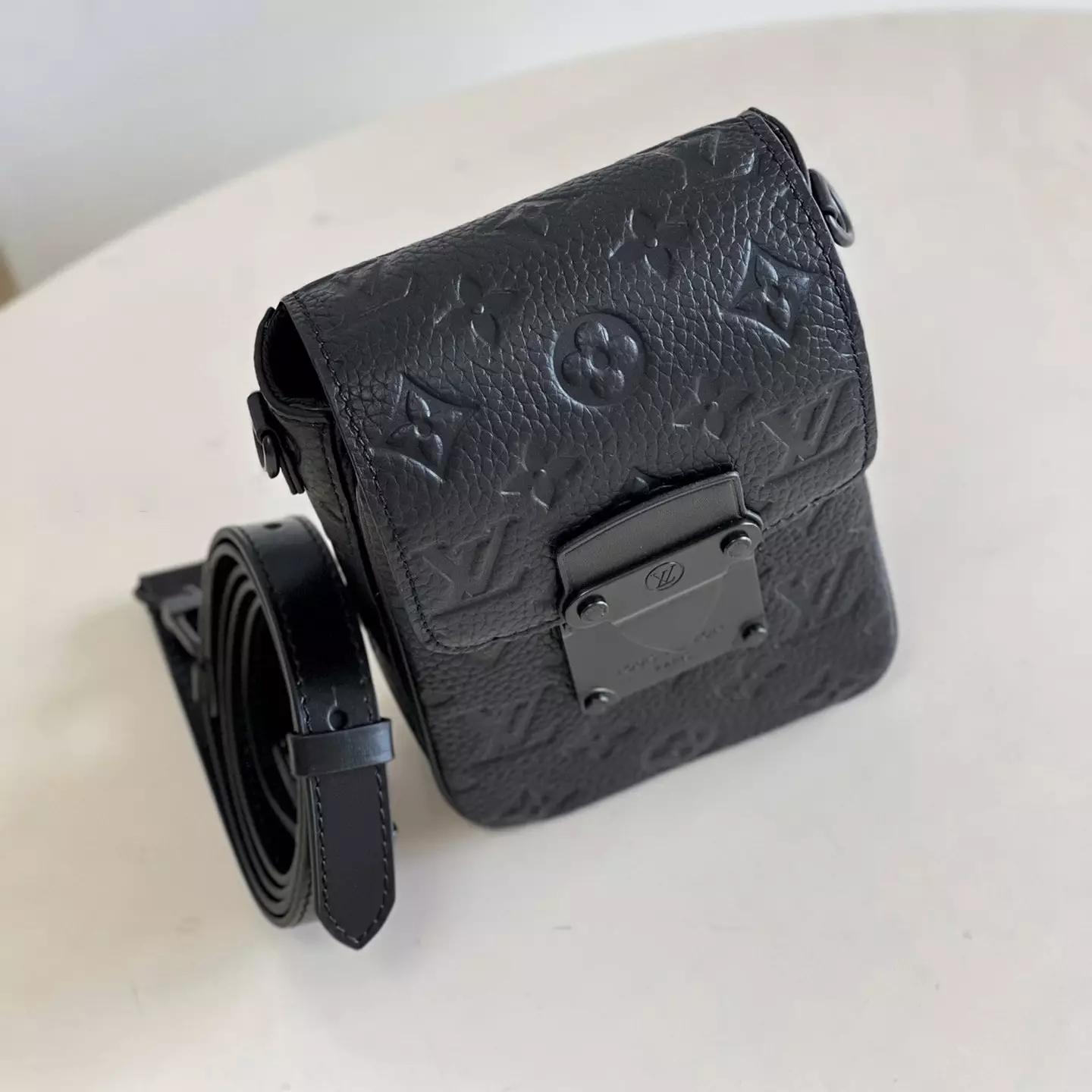 S-Lock Vertical Wearable Wallet In Black – LW261