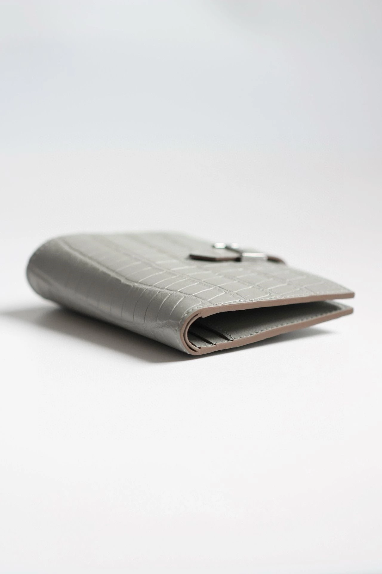 Hermes Bearn Compact Wallet in Pearl Grey Matte Alligator Leather – HW170