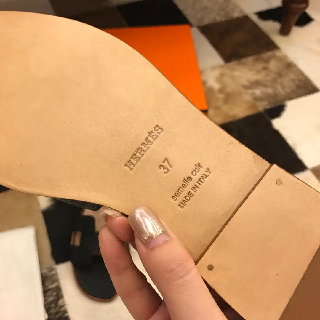 HERMES ORAN SLIDE SANDALS IN BLACK CLEMENCE LEATHER – HMSD104