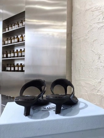 PRADA HEELED THONG SANDALS IN BLACK BRUSHED LEATHER – PSD052