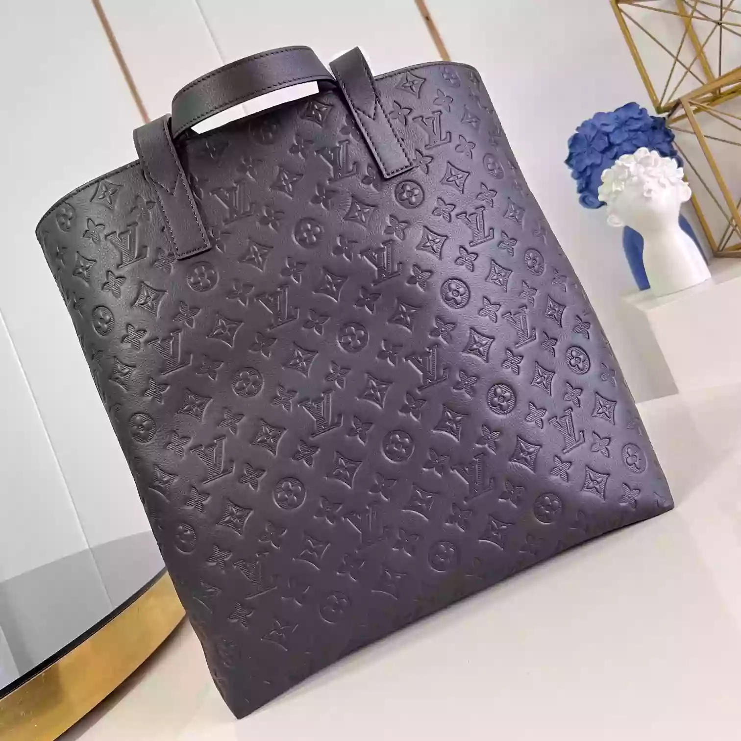 Excursion Tote in Black M24777 – LW216