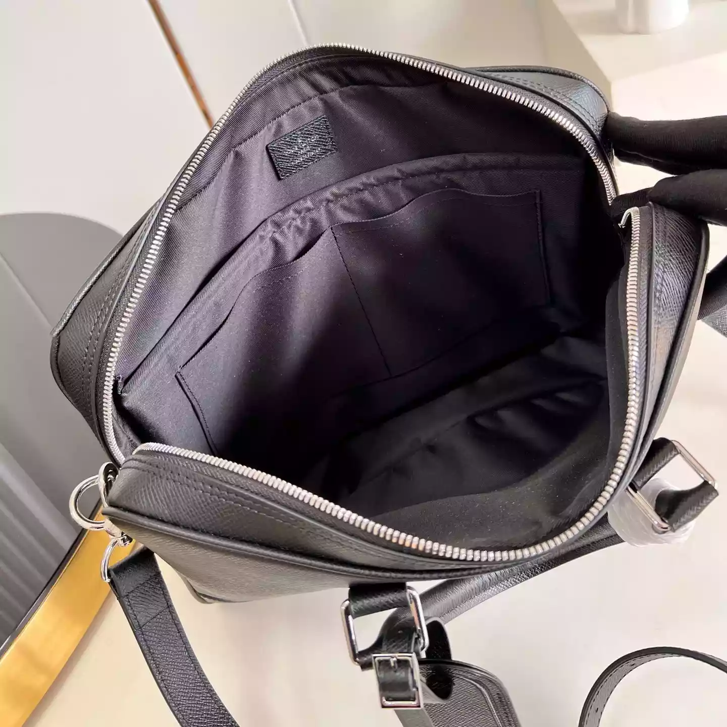 ARMAND BRIEFCASE MM TAURILLON LEATHER M54381 – LW330