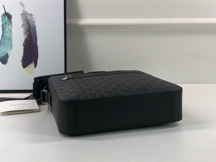 GUCCI SIGNATURE LEATHER FLAT MESSENGER – BG044